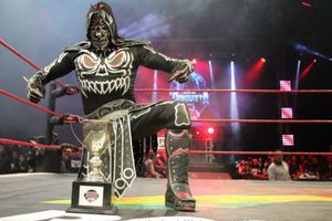 La Parka Negra: Sufrió aparatosa caída que lo dejó inmóvil en el ring