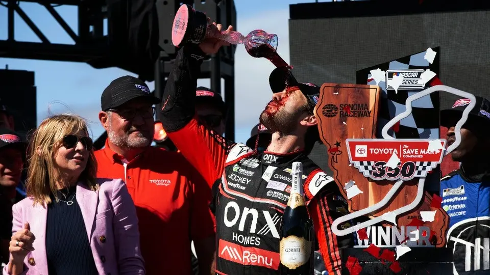Checo Pérez felicitó a Daniel Suárez por su triunfo en la NASCAR