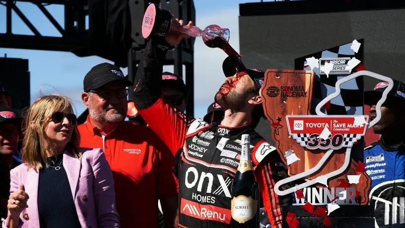 Checo Pérez felicitó a Daniel Suárez por su triunfo en la NASCAR