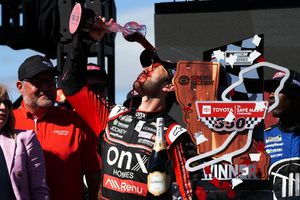 Checo Pérez felicitó a Daniel Suárez por su triunfo en la NASCAR