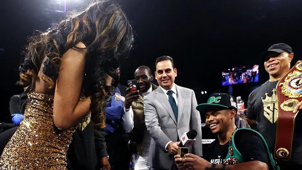 Shakur Stevenson se comprometió con su novia Young Lyric sobre el ring tras vencer a Óscar Valdez