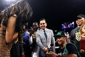 Shakur Stevenson se comprometió con su novia Young Lyric sobre el ring tras vencer a Óscar Valdez