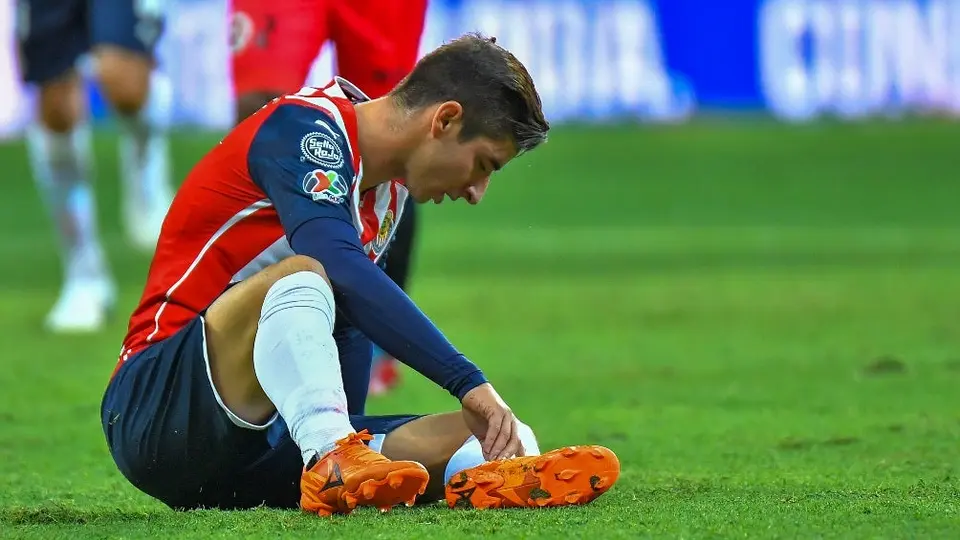 Chivas: Brizuela y Flores son baja por tiempo indefinido; la evolución marcará su regreso