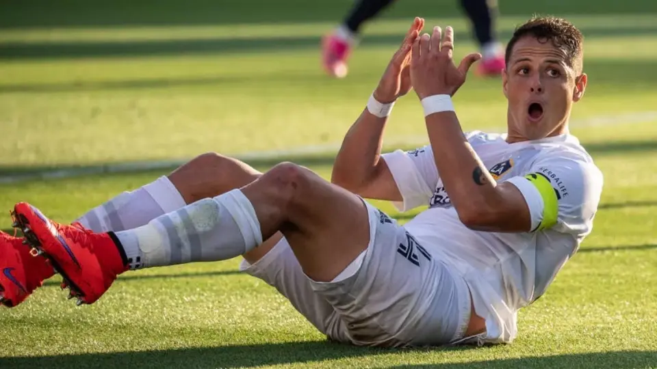 Video: Chicharito Hernández cometió tremendo oso; la falló frente a portería