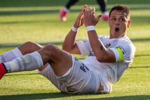Video: Chicharito Hernández cometió tremendo oso; la falló frente a portería