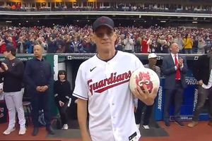 Video: Tom Hanks, acompañado por Wilson, lanzó la primera bola de los Guardians