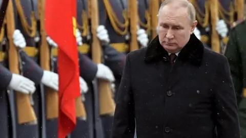 Rusia comenzó a evacuar su embajada en Ucrania