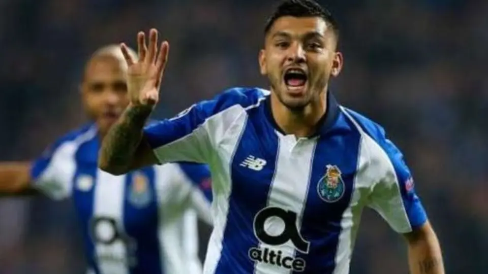 Tecatito Corona: Usará la camiseta 9 en el Sevilla