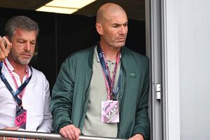 Zinedine Zidane se convirtió en abuelo a los 49 años y posó con su nieta