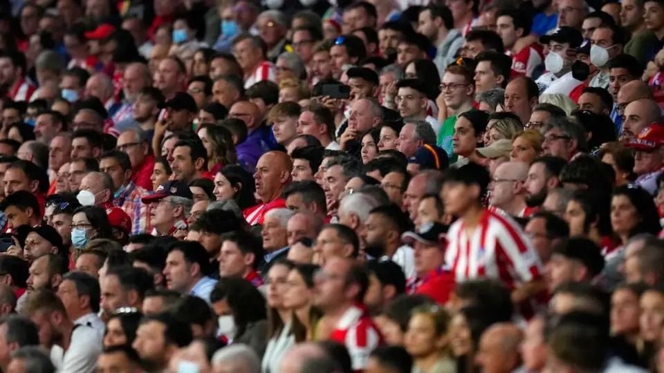 Atlético de Madrid: Aficionados del Real Madrid provocaron bronca en las gradas