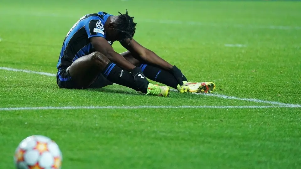 Atalanta: Cometió increíble error en diseño de su camiseta edición navideña