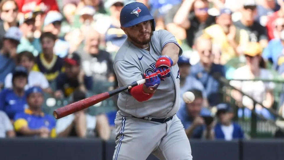 Alejandro Kirk: Conectó su décimo cuadrangular de la temporada en derrota de Toronto ante Milwaukee