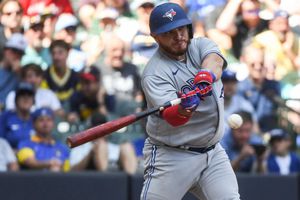 Alejandro Kirk: Conectó su décimo cuadrangular de la temporada en derrota de Toronto ante Milwaukee