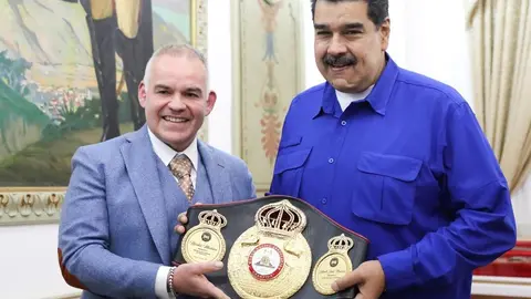 AMB: Nicolás Maduro recibió cinturón como campeón honorario del organismo