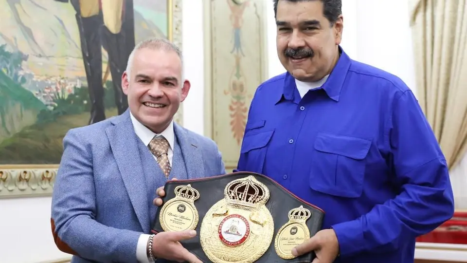 AMB: Nicolás Maduro recibió cinturón como campeón honorario del organismo