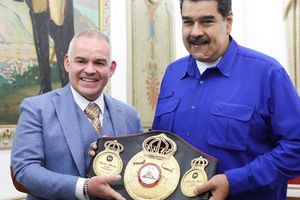 AMB: Nicolás Maduro recibió cinturón como campeón honorario del organismo