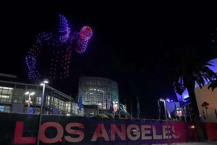 SoFi Stadium ya tuvo iluminación y presentaciones por el previa al Super Bowl | AP