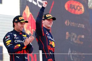 Checo lanzó mensaje tras ceder el primer lugar: 'Estoy feliz por el equipo, pero tendremos que hablar'