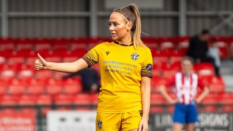 Gabriella Howell, futbolista inglesa, criticada en redes sociales por su belleza
