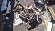 Espectacular cayó y volcó una combi en Tlalnepantla; hay siete heridos