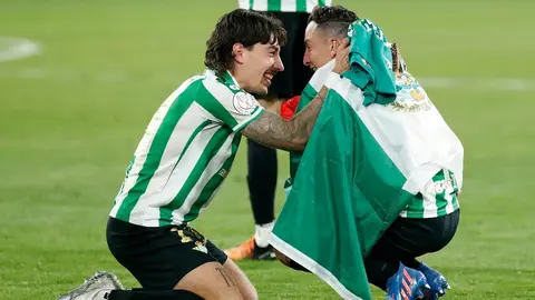 Guardado y Lainez: Betis celebró con júbilo el paseo de la Copa del Rey por Sevilla