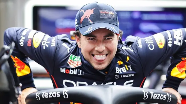 Video: Checo Pérez hizo broma a integrante de Red Bull