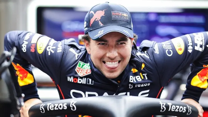 Video: Checo Pérez hizo broma a integrante de Red Bull