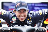 Video: Checo Pérez hizo broma a integrante de Red Bull