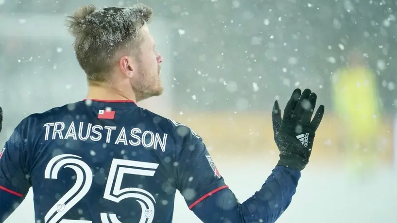 Video: Jugador de New England Revolution hizo un angelito de nieve en pleno partido