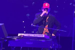 Atlas: Andrés Calamaro portó gorra de los rojinegros en concierto