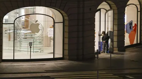 Hombre irrumpió en tienda de Apple con arma de fuego; rehenes ya fueron liberados