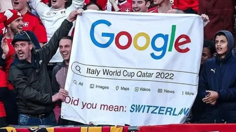 Italia: Afición de Suiza se burló de la Azzurri con pancarta estilo Google