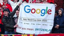 Italia: Afición de Suiza se burló de la Azzurri con pancarta estilo Google