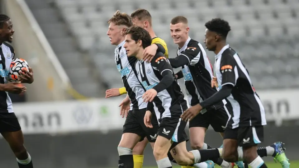 Santi Muñoz: Anotó su primer gol con Newcastle Sub 23 en victoria ante West Bromwich