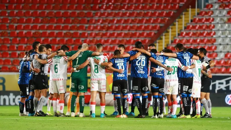 Necaxa vs Querétaro: Futbolistas se abrazaron por la Paz al minuto 62
