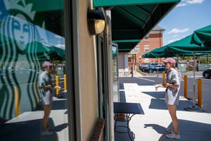 Coca Cola, McDonald´s y Starbucks suspenden operaciones en Rusia