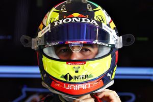 Checo Pérez presentó el casco que utilizará con Red Bull para la temporada 2022