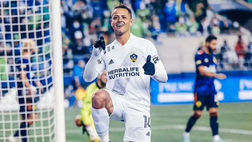 Nueva novia de Chicharito lo defiende de críticas sobre su mala paternidad