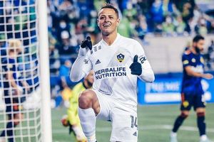 Nueva novia de Chicharito lo defiende de críticas sobre su mala paternidad