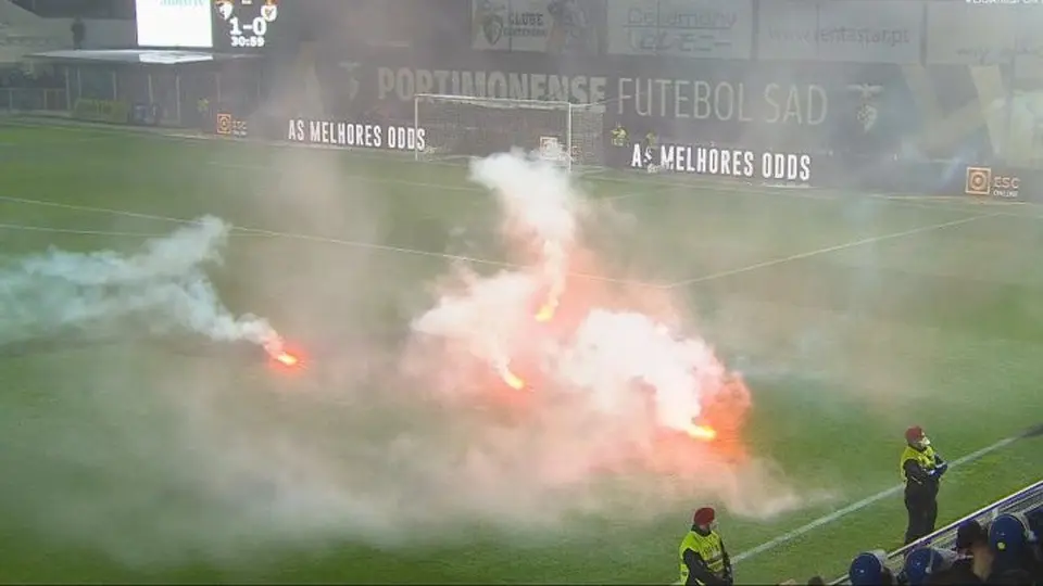 Portimonense vs Benfica: Aficionados lanzaron antorchas al campo durante el partido