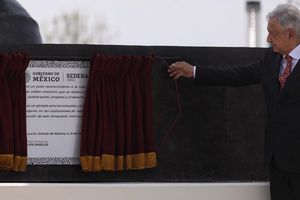 "Lástima Chumel": AMLO presumió al comediante la conclusión del AIFA