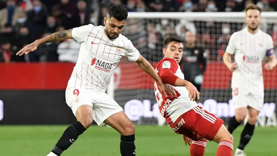 Tecatito Corona: Sevilla rescató el empate ante el Celta de Araujo y Orbelín
