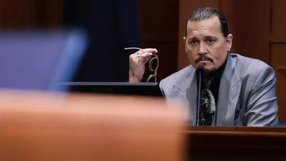 Johnny Depp reveló que Amber Heard le apagó un cigarrillo en la cara y le dejó heces en la cama