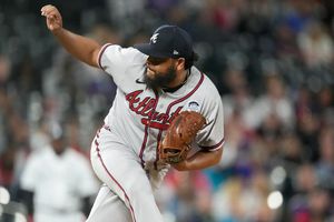 Jesús Cruz: Mexicano retiró última entrada en el triunfo de Braves sobre Athletics