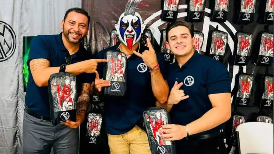 Psycho Clown: Lanzó guantes de portero inspirados en su máscara