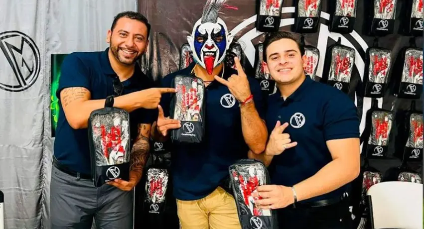 Psycho Clown: Lanzó guantes de portero inspirados en su máscara