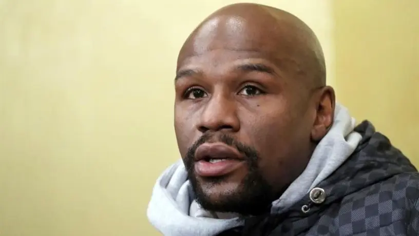 Floyd Mayweather lució un excéntrico look en un juego de la NBA
