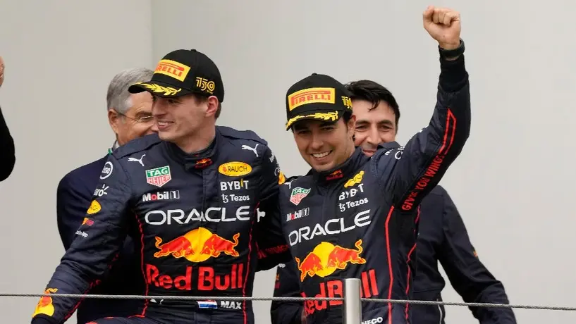 Checo Pérez y Max Verstappen subieron abrazados al podio tras el doblete de Red Bull