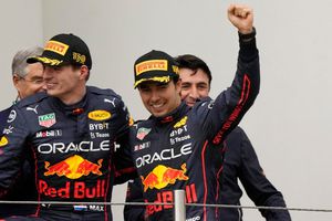 Checo Pérez y Max Verstappen subieron abrazados al podio tras el doblete de Red Bull