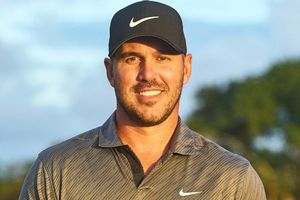Brooks Koepka, estrella del golf, arrebató celular a fanático tras competición